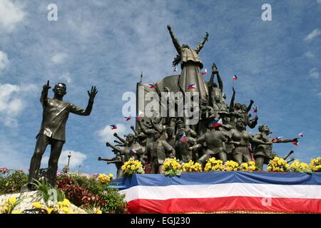 Das EDSA Revolution Denkmal während der 29. Jahrestag der People Power Revolution mit Blumen geschmückt. Tausende strömten auf Manilas Hauptstraße, Epifanio Delos Santos Avenue in Qeuzon Stadt, die Aufforderung zur Amtsenthebung von Präsident Aquino Luft. Die 1986-Revolution, die Mutter des derzeitigen Präsidenten Cory Aquino macht gebracht. © J Gerard Seguia/Pacific Press/Alamy Live-Nachrichten Stockfoto