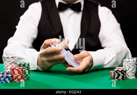 Holdem-Händler mit Spielkarten und Casino-chips Stockfoto