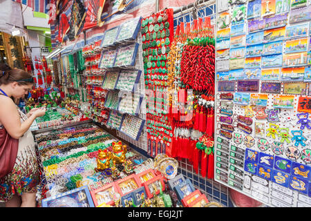 China, Hong Kong, Kowloon, Mong Kok, Ladies Market, Frauen kaufen Souvenirs Stockfoto