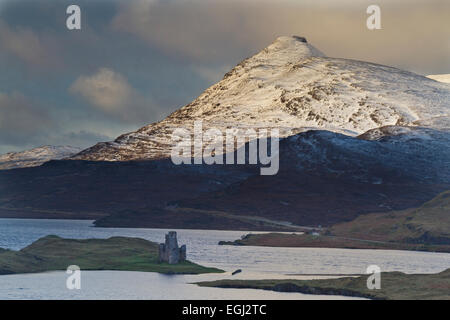 Ardwreck Schloss mit Quinag Berg hinter Sutherland Stockfoto