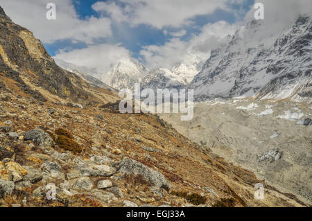 Malerische Aussicht auf Berge erhebt sich über einem Tal in Nepal Stockfoto