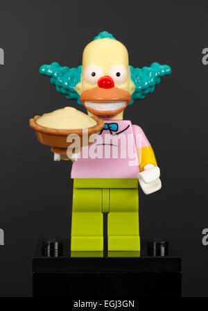 Tambow, Russische Föderation - 7. Februar 2015 Lego Krusty der Clown-Minifigur mit Pie auf schwarzem Hintergrund. Stockfoto