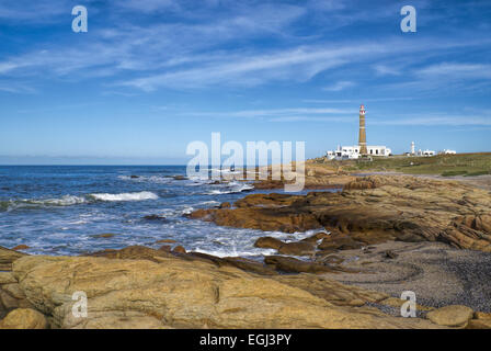 Malerischen Leuchtturm auf der felsigen Küste von Cabo Polonio in Uruguay Stockfoto