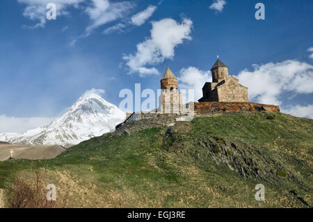 Malerische Aussicht auf eine alte Kirche mit Nordosten Georgia Mountains im Hintergrund Stockfoto