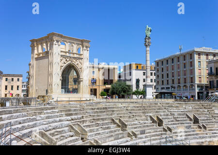 Italien, Apulien, Lecce, Sant'Oronzo Quadrat, Seggio San Marco Palace und Detail des römischen Theaters Stockfoto