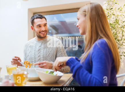 glückliches Paar treffen und Abendessen im café Stockfoto