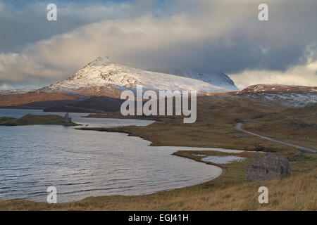 Loch Assynt mit Ardwreck Burg in Sutherland, Nord-West-Schottland Stockfoto