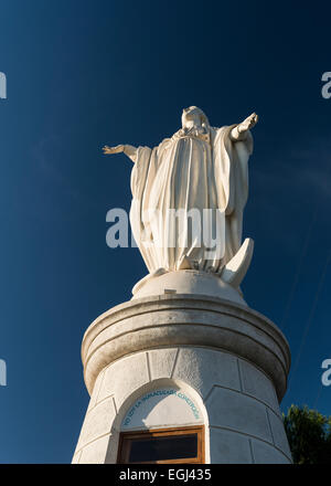 Statue der Virgen De La Inmaculada, Cerro San Cristóbal in der Abenddämmerung, Santiago, Chile Stockfoto