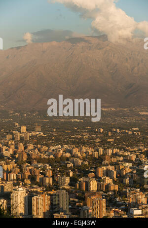 Blick vom Cerro San Cristóbal in der Abenddämmerung, Santiago, Chile Stockfoto