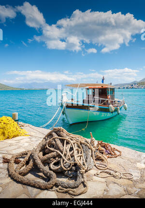 Angelboot/Fischerboot vor der Küste von Kreta mit marine Seil und Fischernetz im Vordergrund. Mirabello-Bucht, Griechenland Stockfoto