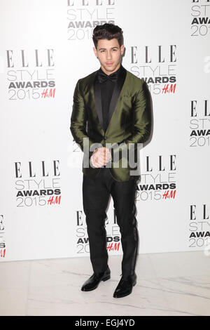 London, Großbritannien. 24. Februar 2015. US-Sänger Nick Jonas kommt bei den Elle Style Awards in London, Großbritannien, 24. Februar 2015. Die Awards werden von der Mode gehostet Zeitschrift "Elle" anlässlich der London Fashion Week, die vom 20. bis 24. Februar lief. Foto: Hubert Boesl/Dpa/Alamy Live News Stockfoto