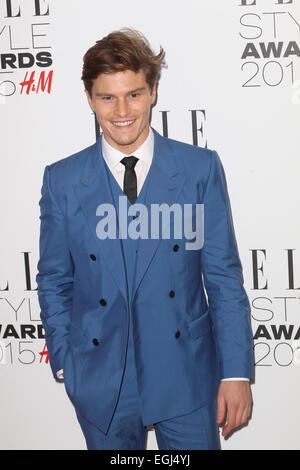 London, Großbritannien. 24. Februar 2015. Britisches Model Oliver Cheshire kommt bei den Elle Style Awards in London, Großbritannien, 24. Februar 2015. Die Awards werden von der Mode gehostet Zeitschrift "Elle" anlässlich der London Fashion Week, die vom 20. bis 24. Februar lief. Foto: Hubert Boesl/Dpa/Alamy Live News Stockfoto