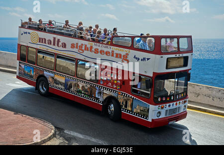 Touristen in ein Cabrio-Doppeldecker-Bus auf einen Ausflug an die Küste, Malta Stockfoto