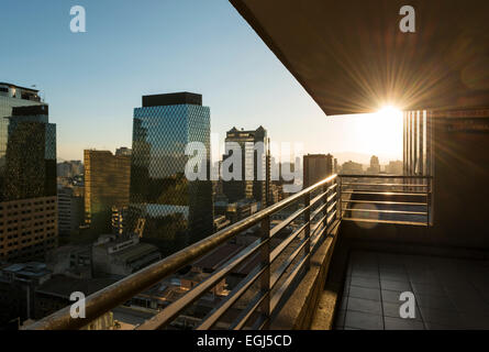 Luftaufnahme der Innenstadt von Santiago City bei Sonnenuntergang, Santiago, Chile Stockfoto