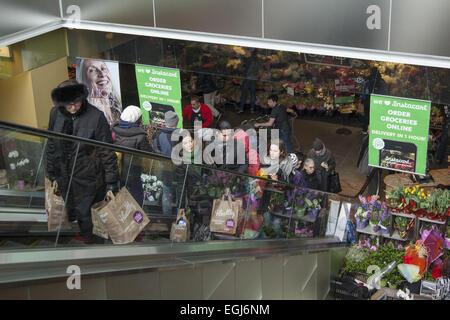 Lebensmittel Shopper nehmen Sie die Rolltreppe ins Erdgeschoss von Whole Foods Shop am Columbus Circle in Manhattan gegenüber Central Stockfoto