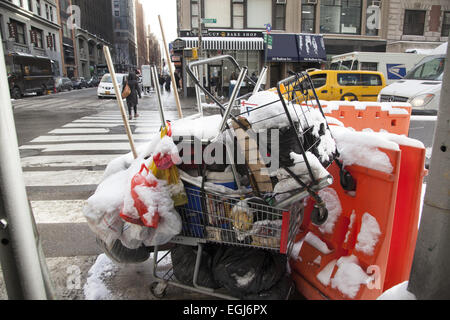 Verlassenen Wagen voller "Stuff" von einem Obdachlosen in einer sehr kalten Periode in NYC. Madison Avenue 33rd Street in Manhattan Stockfoto