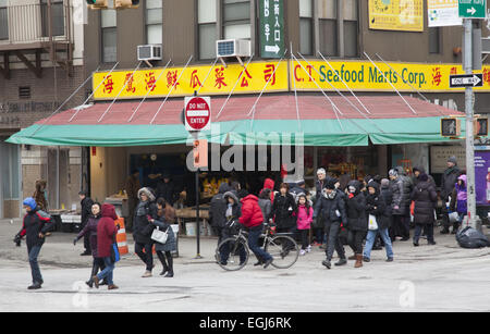 Chinatown an Chrystie & Grand Straßen als Menschen zu Fuß zu einem lokalen Park feiern Chinese New Year 2015, dem Jahr von Ram, w Stockfoto