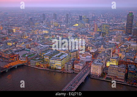 London auf dem Dach Ansicht Panorama bei Sonnenuntergang mit städtischen Architekturen mit Themse bei Nacht Stockfoto