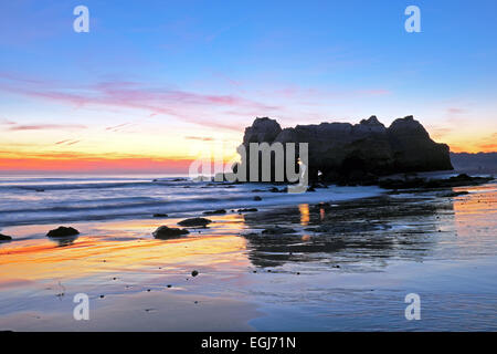 Praia da Rocha in der Nähe von Portimao in der Algarve-Portugal in der Dämmerung Stockfoto