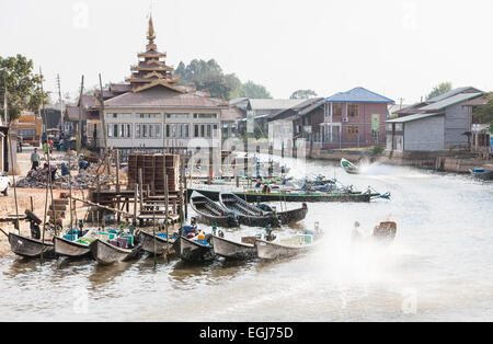 Speed-Boot, Longboat, lange tailed motorisierten Boot am Wasserweg-Kanal am beliebten Stadt Nyaungshwe am Ufer des Inle-See, Burma, Myanmar Stockfoto