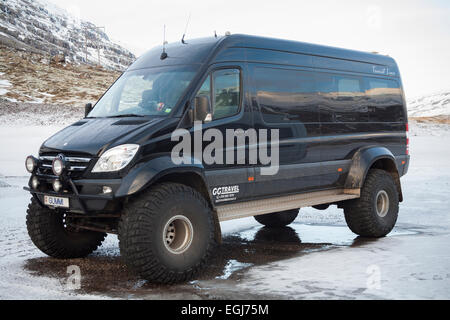 Super-Jeep durch die atemberaubende Landschaft in Island im Februar gestoppt Stockfoto