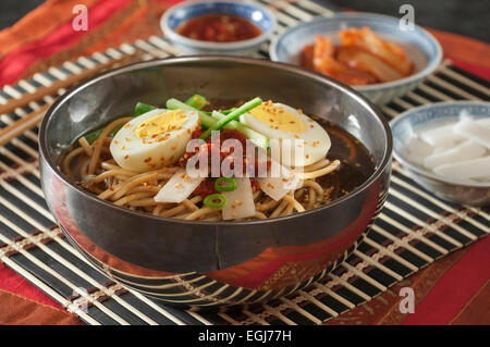혜교. Kalte Nudeln in einer gekühlten Brühe. Korea Food Stockfoto