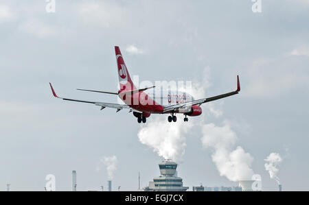 Berlin, Deutschland. 25. Februar 2015. Ein Verkehrsflugzeug von Airberlin nähert sich des Flughafens Berlin-Tegel in Berlin, Deutschland, 25. Februar 2015. Foto: Oliver Mehlis/Dpa/Alamy Live News Stockfoto