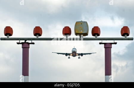 Berlin, Deutschland. 25. Februar 2015. Ein Verkehrsflugzeug von Airberlin nähert sich des Flughafens Berlin-Tegel in Berlin, Deutschland, 25. Februar 2015. Foto: Oliver Mehlis/Dpa/Alamy Live News Stockfoto