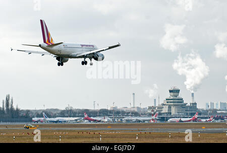 Berlin, Deutschland. 25. Februar 2015. Ein Verkehrsflugzeug von Germanwings nähert sich des Flughafens Berlin-Tegel in Berlin, Deutschland, 25. Februar 2015. Foto: Oliver Mehlis/Dpa/Alamy Live News Stockfoto