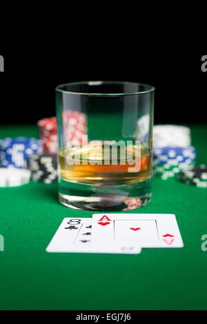 Nahaufnahme von Chips, Karten und Whiskyglas auf Tisch Stockfoto