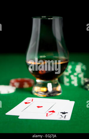 Nahaufnahme von Chips, Karten und Whiskyglas auf Tisch Stockfoto