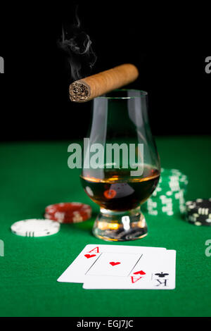 Nahaufnahme von Chips, Karten Whisky und Zigarre auf Tisch Stockfoto