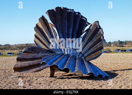 Ein Blick auf die Jakobsmuschel Skulptur von Maggi Hambling am Strand von Aldeburgh, Suffolk, England, Vereinigtes Königreich. Stockfoto