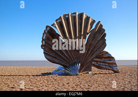 Ein Blick auf die Jakobsmuschel Skulptur von Maggi Hambling am Strand von Aldeburgh, Suffolk, England, Vereinigtes Königreich. Stockfoto