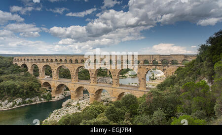 PONT DU GARD, Frankreich - 13. Mai 2014: Ein Blick auf die Pont du Gard, ein Teil eines historischen Aquädukts stammt aus der Römerzeit. Stockfoto