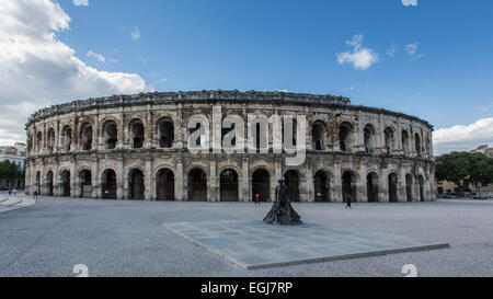 NIMES, Frankreich - 13. Mai 2014: Ein Blick auf das Amphitheater aus der Zeit des römischen Reiches. Stockfoto