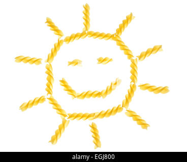 Sonne aus italienischen Fusilli Nudeln hergestellt isoliert auf weißem Hintergrund Stockfoto