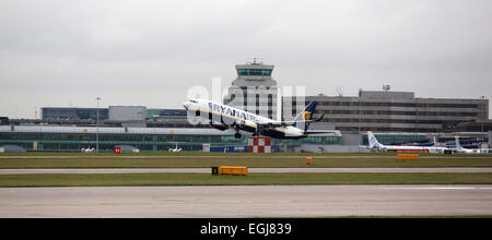 Ryanair Boeing 737 startet vom Flughafen Manchester Stockfoto