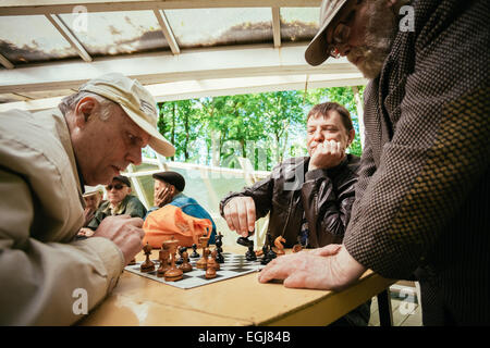 BELARUS, GOMEL - 9. Mai 2014: Aktive Rentner, alte Freunde und Freizeit, senior Männer Spaß haben und spielen Schach bei city Stockfoto