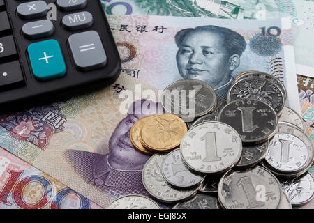 Chinesisches Geld (RMB) und einen Taschenrechner. Geschäftsreise oder Urlaub-Konzept. Stockfoto