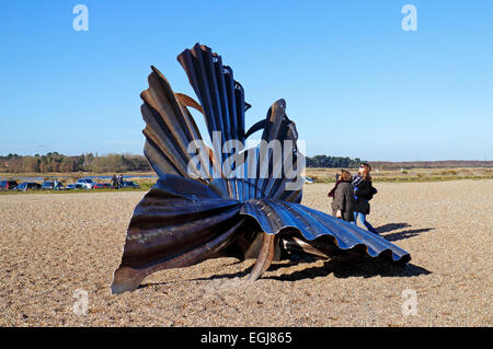 Ein Blick auf zwei Menschen bewundern die Jakobsmuschel Skulptur von Maggi Hambling am Strand von Aldeburgh, Suffolk, England, UK. Stockfoto