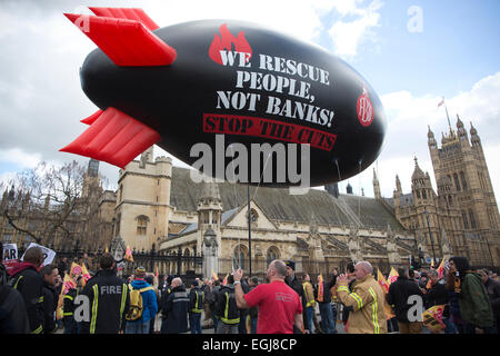 London, UK. 25. Februar 2015. Feuerwehr beitreten Nationalstreik hintereinander Renten, Whitehall, London, UK 25.02.2015 Feuerwehrleute in ganz Großbritannien miteinander verbunden in den Streit in Westminster, London, zu Fuß für 24 Stunden heute über die "undurchführbar Altersversorgung" von der Regierung vorgeschlagenen. Bildnachweis: Jeff Gilbert/Alamy Live-Nachrichten Stockfoto