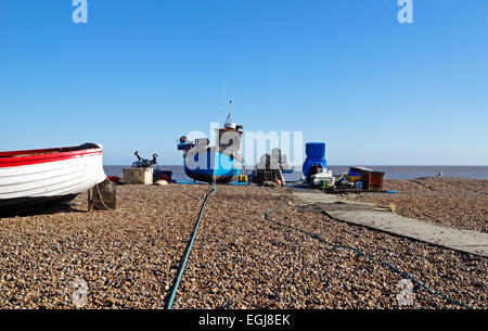 Ein Blick auf die Küstenfischerei Boote am Strand von Aldeburgh, Suffolk, England, Vereinigtes Königreich. Stockfoto