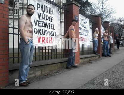 Prag, Tschechische Republik. 25. Februar 2015. Mehrere Aktivisten mit Banner gegen den russischen Präsidenten Vladimir Putin schnallt sich an den Zaun der russischen Botschaft in Prag, Tschechische Republik, 25. Februar 2015. © Vanda Kralova/CTK Foto/Alamy Live-Nachrichten Stockfoto