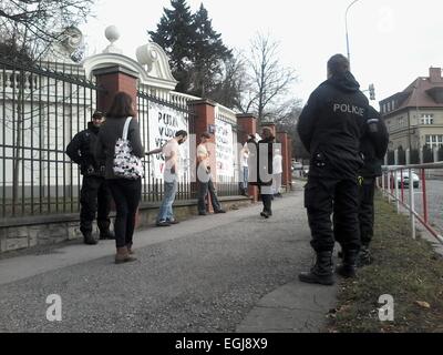 Prag, Tschechische Republik. 25. Februar 2015. Mehrere Aktivisten mit Banner gegen den russischen Präsidenten Vladimir Putin schnallt sich an den Zaun der russischen Botschaft in Prag, Tschechische Republik, 25. Februar 2015. © Vanda Kralova/CTK Foto/Alamy Live-Nachrichten Stockfoto