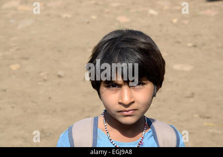 Porträt von einem schweren indischen Mädchen mit kurzen Haaren Madhya Pradesh, Indien Stockfoto