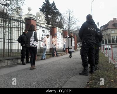 Prag, Tschechische Republik. 25. Februar 2015. Mehrere Aktivisten mit Banner gegen den russischen Präsidenten Vladimir Putin schnallt sich an den Zaun der russischen Botschaft in Prag, Tschechische Republik, 25. Februar 2015. Bildnachweis: Vanda Kralova/CTK Foto/Alamy Live-Nachrichten Stockfoto