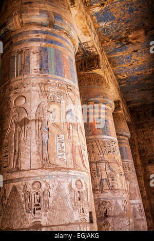 Bas-Reliefs auf Spalten in der Säulenhalle Halle der Leichenhalle Tempel von Ramses III in Medinet Habu. Stockfoto