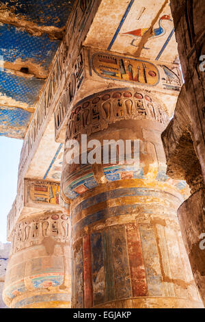 Bas-Reliefs auf Spalten in der Leichenhalle Tempel von Ramses III in Medinet Habu. Stockfoto