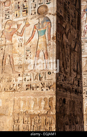 Bas-Reliefs in der alten ägyptischen Leichenhalle Tempel von Ramses III in Medinet Habu. Stockfoto